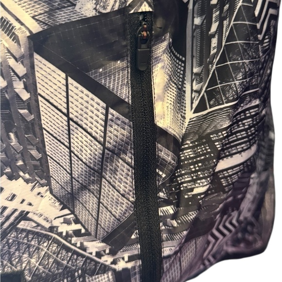 Nike NYC Windbreaker Cape w/ Landscape in Black and White, Sz L - Picture 7 of 13